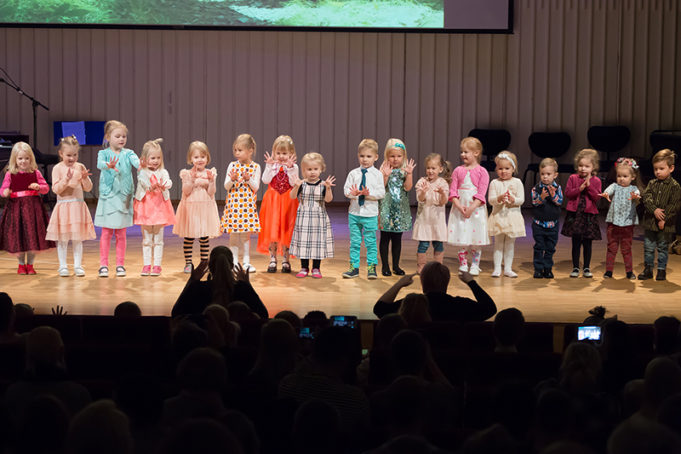 Pohjois-Kymen musiikkipiston muskarilaiset esiintymässä Kouvolantalon Simelius-salissa.
