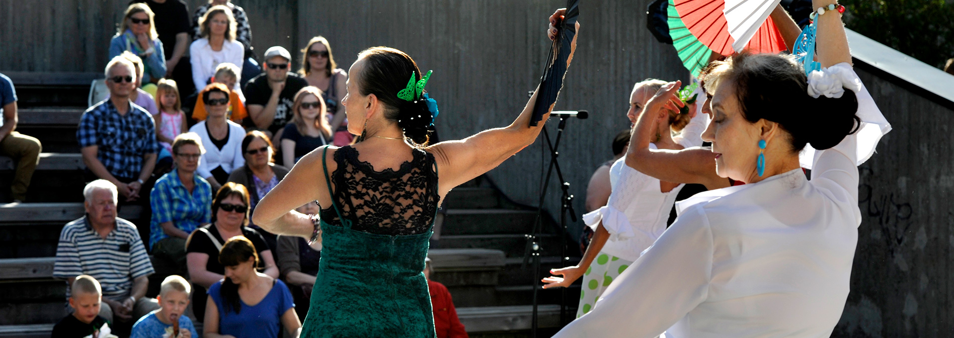 Flamenco-tanssiesitys Kouvolatalon ulkonäyttämöllä.
