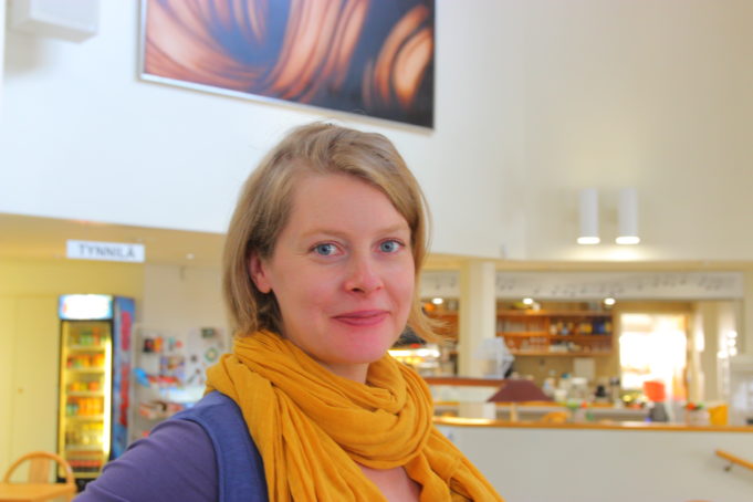 Kuvassa taiteilija Emma Rönnholma Kouvolatalon aulassa