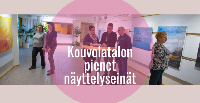 Kuvassa Kouvolatalon pienet näyttelyseinät. Taulujen edessä ihmisiä katsomassa taidetta.