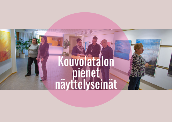 Kuvassa Kouvolatalon pienet näyttelyseinät. Taulujen edessä ihmisiä katsomassa taidetta.