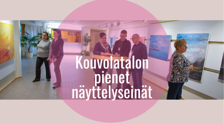 Kuvassa Kouvolatalon pienet näyttelyseinät. Taulujen edessä ihmisiä katsomassa taidetta.