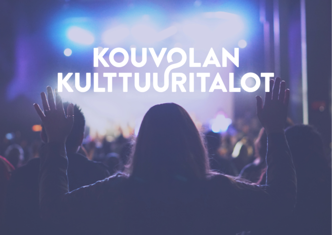 Kuva konsertista, Edessä ihminen kädet ylhäällä kuvattuna takaapäin.