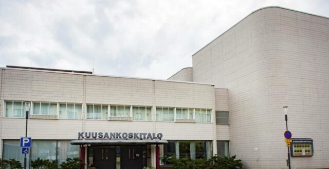 Kuusankoskitalo kuvattu edestä, talon ulko-ovi