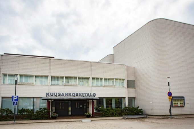 Kuusankoskitalo kuvattu edestä, talon ulko-ovi