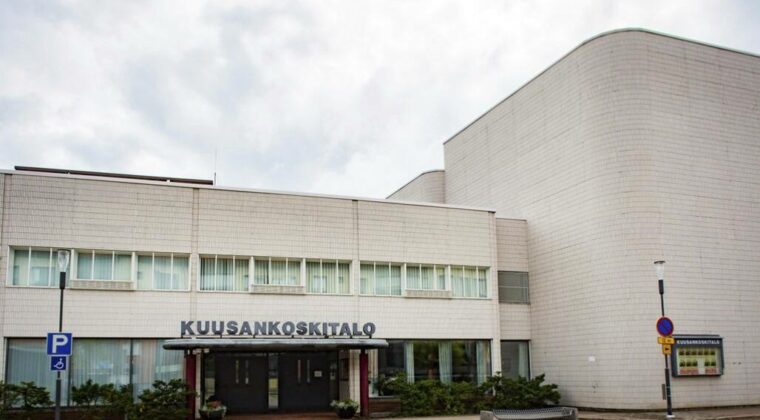 Kuusankoskitalo kuvattu edestä, talon ulko-ovi