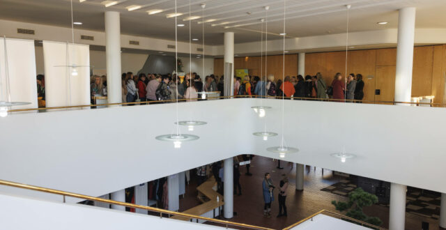 Globexin varhaiskasvatta 2023 tapahtuma. Kuvassa näkyy Lämpiö ja aula-aula, joissa ihmisiä seisomassa.