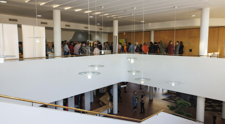 Globexin varhaiskasvattaja 2023 tapahtuma. Kuvassa näkyy Lämpiö ja aula-aula, joissa ihmisiä seisomassa.
