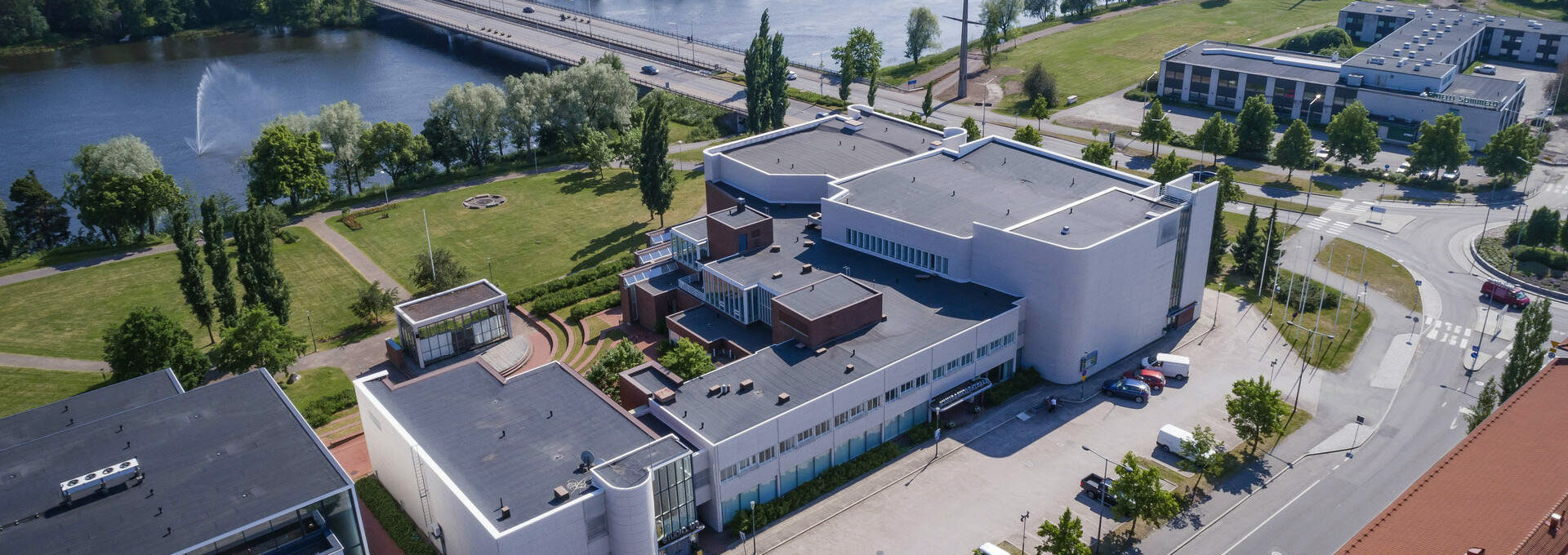 Kuusankoskitalo ja Kymijoki kuvattuna ilmasta käsin kesäpäivänä.