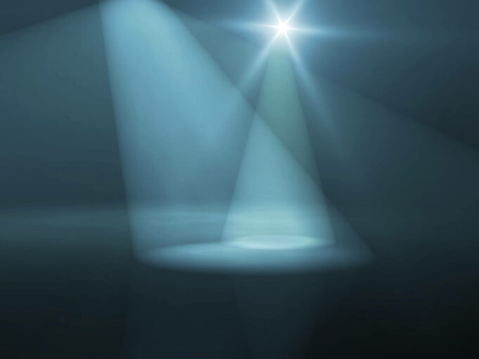 Kuvassa lava, jota valaisevat erikohteista tulevat sinisävyiset valot.