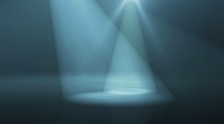 Kuvassa lava, jota valaisevat erikohteista tulevat sinisävyiset valot.