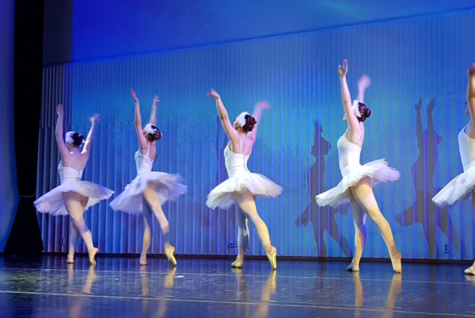Kouvolan Balettikoulun aikuiset balettitanssijat kuvassa valkoisissa tyllihameissa.